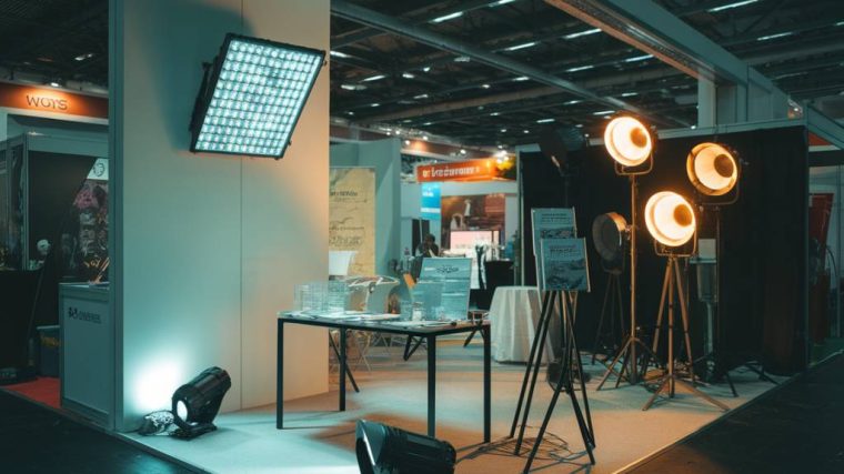 comparatif des solutions d'éclairage pour stands d'exposition : led, spots, etc.